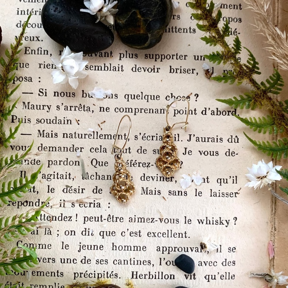 50's BAROQUE SCALLOPED ROPE LATTICE DANGLE EARRINGS - Picture 8 of 10